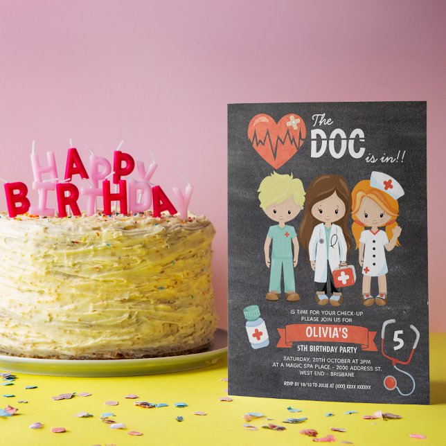 Invitation Chalkboard Doc est en Docteur Anniversaire (Grab yourself a dose of absolute cuteness with our fun doctor themed birthday invitation. )