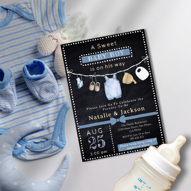 Invitation Chalkboard Vêtements de garçon Baby shower Invitat (Chalkboard Boy Clothes Baby Shower Invitation)