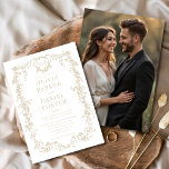 Invitation Champagne Gold Photo Floral Mariage victorien<br><div class="desc">Célébrez votre mariage avec ce faire-part de mariage victorien au champagne doré photo floral. Doté d'un arrière - plan beige champagne doux, d'un cadre fleuri vintage orné, d'une élégante typographie or et d'un espace pour une photo fiançailles personnalisable, ce design intemporel allie charme victorien à une personnalisation moderne. Parfait pour...</div>