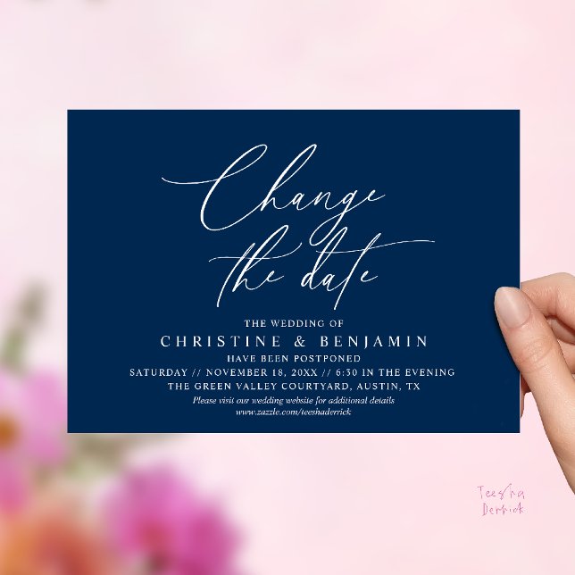 Invitation Changement de Date de Mariage Élégant Reporté  (Elegant Script Change the Date Wedding Postponement Invitation Card in Navy Blue)