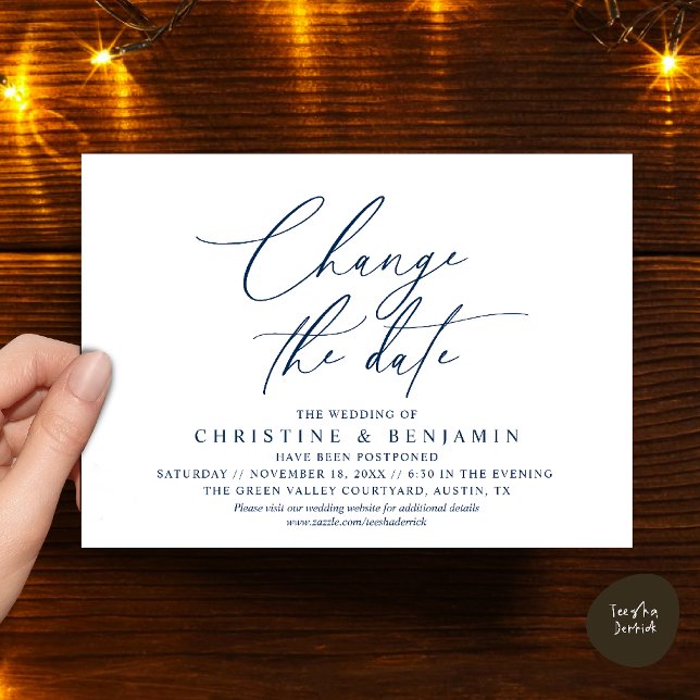 Invitation Changement de Date de Mariage Élégant Reporté  (Elegant Script Change the Date Wedding Postponement Invitation Card in Navy Blue)