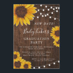 Invitation Changement de date Parti pour la graduation du tou<br><div class="desc">Ce design présente de jolis tournesols aquarellisés sur un arrière - plan en bois rustique accentué de lampes à cordes. Cliquez sur le bouton customiser pour plus de flexibilité dans la modification du texte ou le déplacement des graphiques! Des variantes de ce design ainsi que des produits de coordination sont...</div>