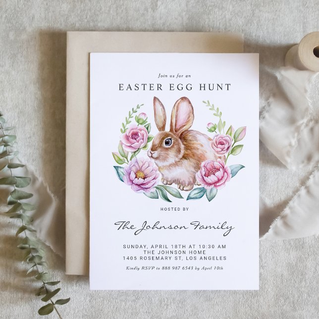 Invitation Chasse aux oeufs de Pâques lapin d'aquarelle et fl (Customizable Easter Egg Hunt invitation featuring a cute watercolor bunny with pink flowers.)