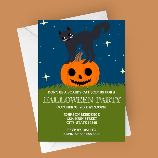 Invitation Chat d'Halloween rétro sur la fête d'Halloween Cit (Modern Black Cat on Pumpkin Halloween Party Invitation)