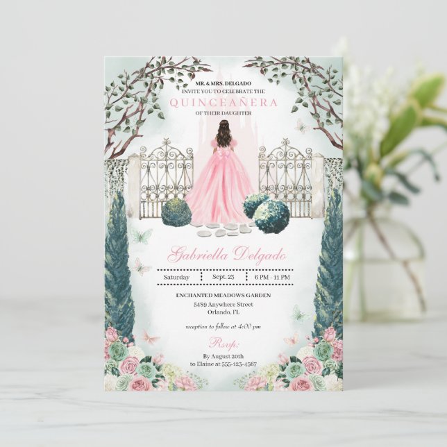 Invitation Château rose Fairytale Jardin enchanté Quinceanera (Debout devant)