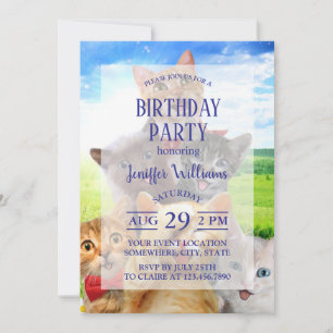 Invitation Chatons amusants dans le champ vert.