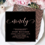 Invitation Chic 90th Rose Gold Script Black 90th Birthday<br><div class="desc">Elégant Chic Chic Black et Rose Gold 90th Birthday Invitation. Ce modèle d'invitation d'anniversaire moderne pour femme présente un texte élégant "quatre-vingt-dix" dans un énorme papier d'or faux rose script de calligraphie manuscrite tourbillonnant (ou typographie) avec la police de queue d'écharpe, détails de la fête en couleur or rose rousse...</div>