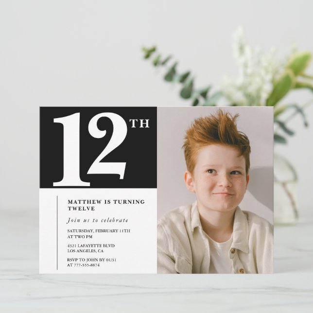 Invitation chic anniversaire 12 ans Noir Blanc Pho (Debout devant)