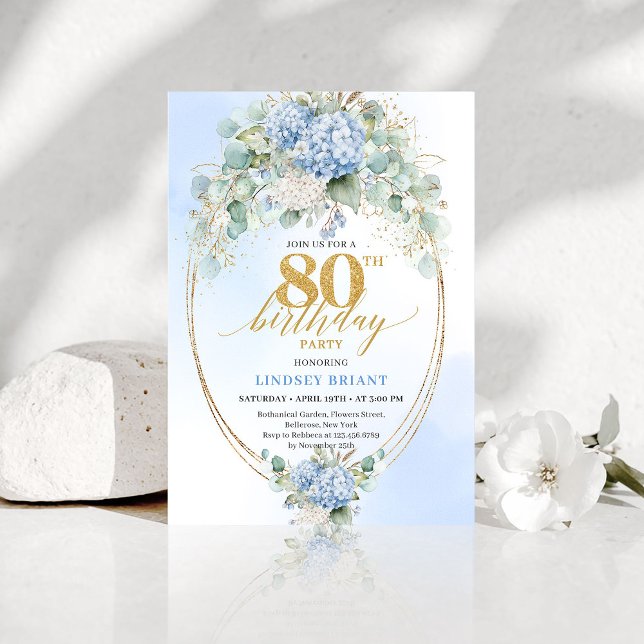 Invitation chic bleu floral eucalyptus pour 80e an (Chic Blue Floral Eucalyptus 80th Birthday Invitation)