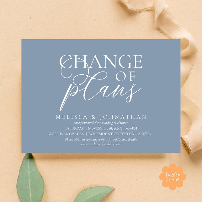 Invitation Chic Faire-Attendre Mariage Changement De Plans (Chic Typographic Wedding Postponement Change of plans Date Changed Invitation Card in Dusty Blue)