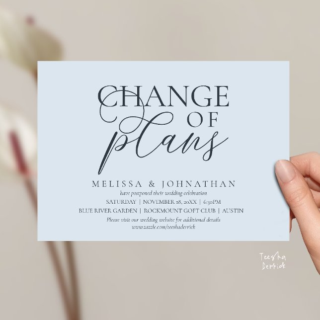 Invitation Chic Faire attendre un mariage Changement de plans (Chic Typographic Wedding Postponement Change of plans Date Changed Invitation Card in Misty Blue)