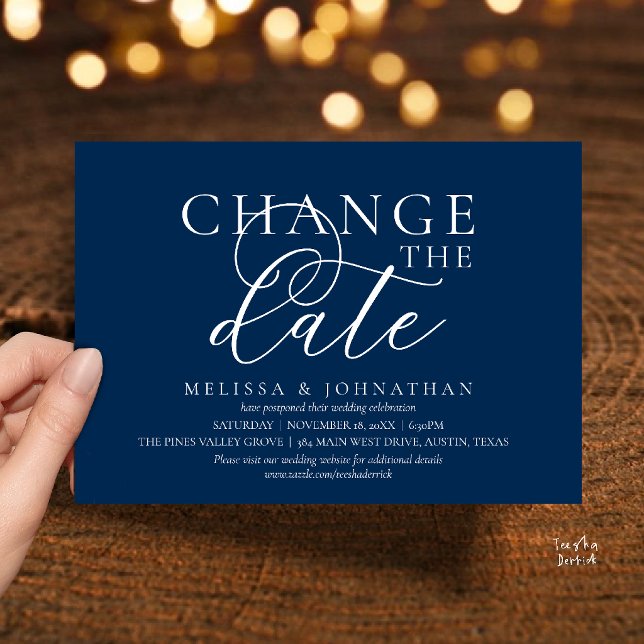 Invitation Chic Faire suivre la date du mariage (Chic Typographic Wedding Postpone Postponement Change the date Invitation card in navy blue)