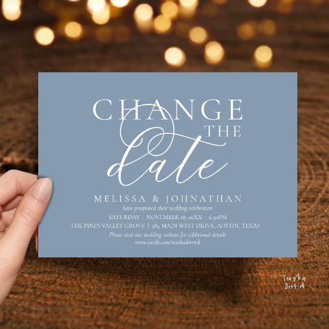 Invitation Chic Faire suivre la date du mariage (Chic Typographic Wedding Postpone Postponement Change the date Invitation card in dusty blue)
