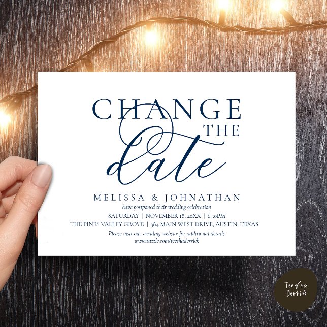 Invitation Chic Faire suivre la date du mariage (Chic Typographic Wedding Postpone Postponement Change the date Invitation card in navy blue)