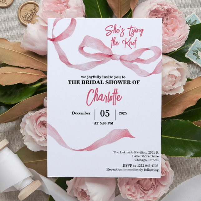 Invitation Chic Minimal Elle Noue le Nœud Réception de Mariag (she's tying the knot pink bridal shower elegant minimal feminine typography whimsical simple)