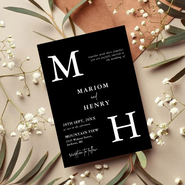 Invitation Chic Moderne Monogramme Initiale Mariage Noir Blan (Chic black and white monogram invitation adds personalized elegance to your wedding day)