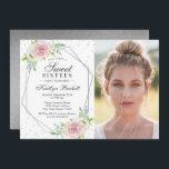 Invitation Chic Silver Foil Photo Sweet 16 Anniversaire<br><div class="desc">Célébrez dans le style avec ces invitations à fêtes de 16e anniversaire stylées et très tendance à feuille d'argent fleurie. Ce design est facile à personnaliser avec votre libellé d'événement spécial et vos invités seront ravis quand ils reçoivent ces invitations fabuleux.</div>