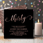 Invitation Chic Trente Script Rose Or Noir 30e anniversaire<br><div class="desc">Elegant Chic Black et Rose Gold Trente Script 30e Anniversaire Invitation. Ce modèle d'invitation d'anniversaire moderne pour femme présente un texte "trente" élégant dans une énorme feuille d'or faux rose script de calligraphie (ou typographie) manuscrite tourbillonnant avec une police de queue d'écharpe, détails de fête en couleur or rose rousse...</div>
