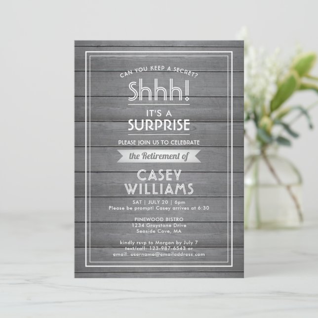 Invitation Chut ! Surprise Retraite Gris Faux Bois Rustique (Debout devant)