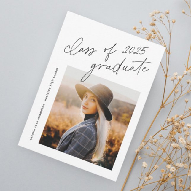 Invitation Classe de 2025 Modern Script Photo de remise des d (Modern Script Class of 2025 Black and White Photo Graduation Invitation.)
