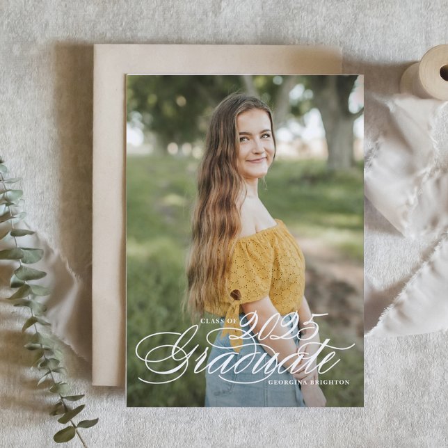 Invitation Classe de script blanc élégant de 2025 Graduation (Customizable photo graduation invitation featuring elegant calligraphy. )