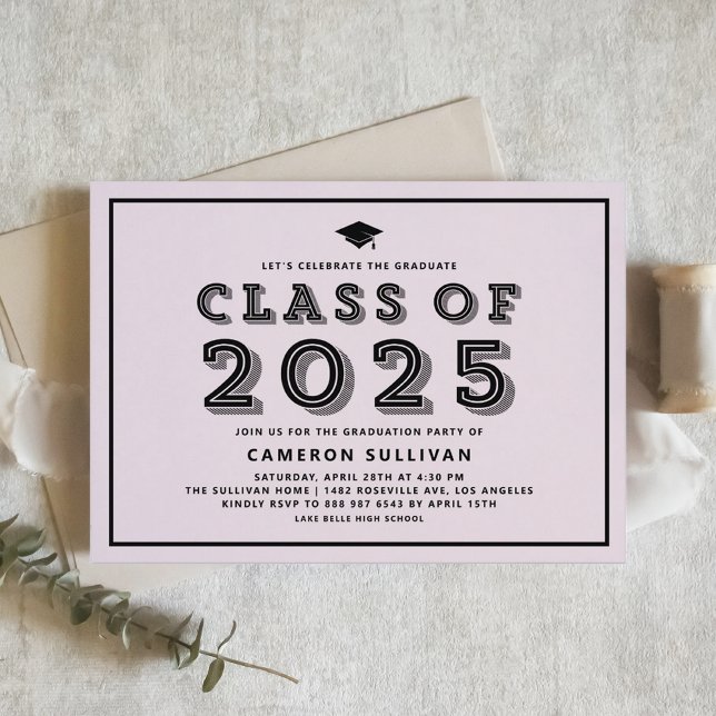 Invitation Classe rose et noir de 2025 Casquette Rétro Gradua (Customizable graduation invitation featuring retro typography. Available in other colors.)