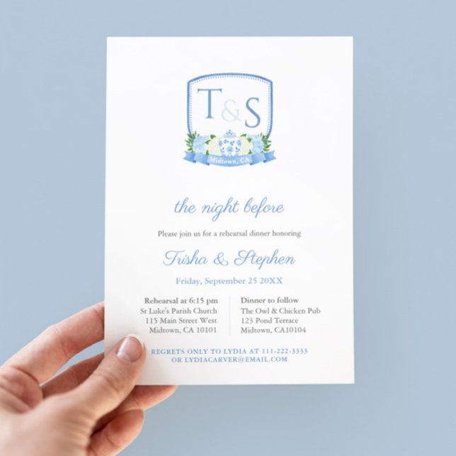 Invitation Classique répétition de mariage sur le thème du po (Elegant Blue And White Ginger Jar Hydrangeas Crest Wedding Rehearsal And Dinner Invitation)