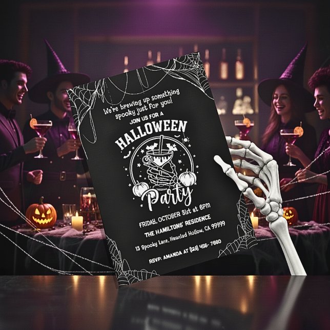 Invitation Cocktail squelette éffrayant Halloween pour adulte (Spooky Adult Cocktail Costume Halloween Party Invitation Black & White Skeleton Pumpkin Spiders.)