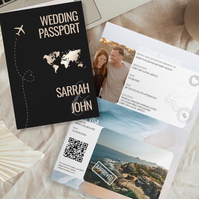 Invitation Code QR de mariage de destination unique moderne (modern black and gold passport wedding invitation with beach background inside)