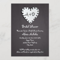 Coeur de papier sur tableau noir mariage douche nu
