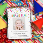 Invitation Confetti coloré 5e anniversaire Photo Jump Jouer<br><div class="desc">Une idée mignonne et colorée pour les invitations à la fête du cinquième anniversaire de l'enfant! Avec la photo de votre enfant et les détails de la fête, avec "sauter et jouer" dans les confettis et les cercles amusants de confettis arc-en-ciel saupoudrant du haut de ces invitations imprimées sur mesure....</div>