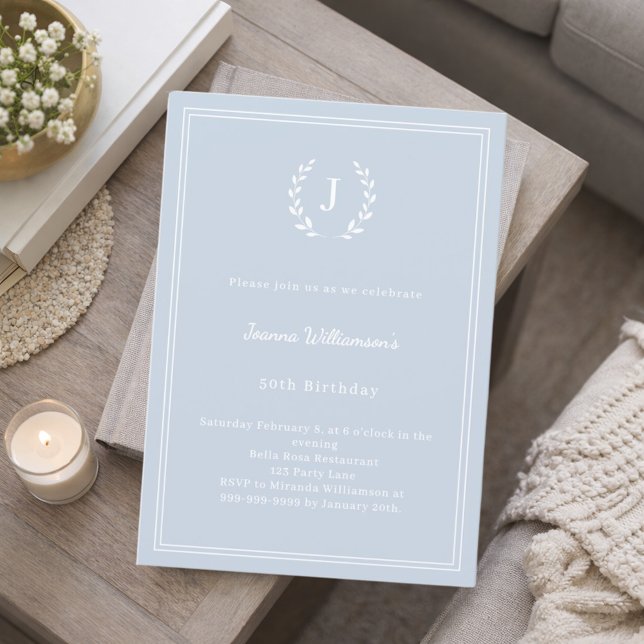 Invitation Couronne de monogramme bleu poussiéreux anniversai (Créateur téléchargé)