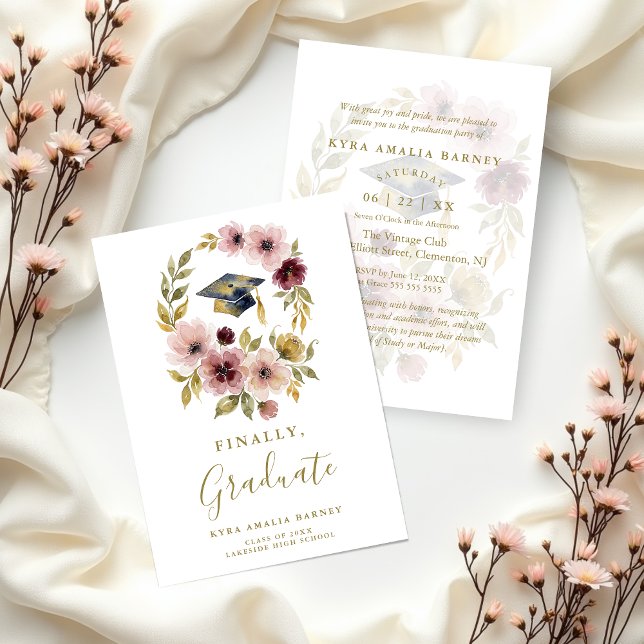 Invitation Couronne florale douce romantique pour design de c (Romantic Soft Floral Wreath with Graduation Cap Invitation Party Card Design.)