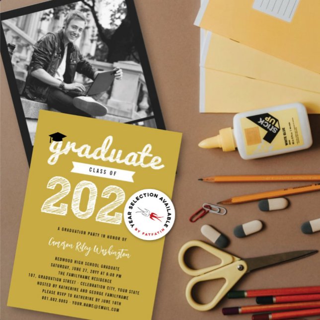 Invitation Couvre-diplôme esquisse blanche Promotion 2026 Fêt (2026 White Graduate Sketch On Gold (color is customizable) Graduation Party Invitation @ fatfatin)