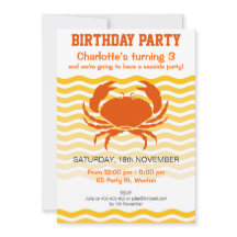 Crabe orange d'amusement sur une partie arénacée