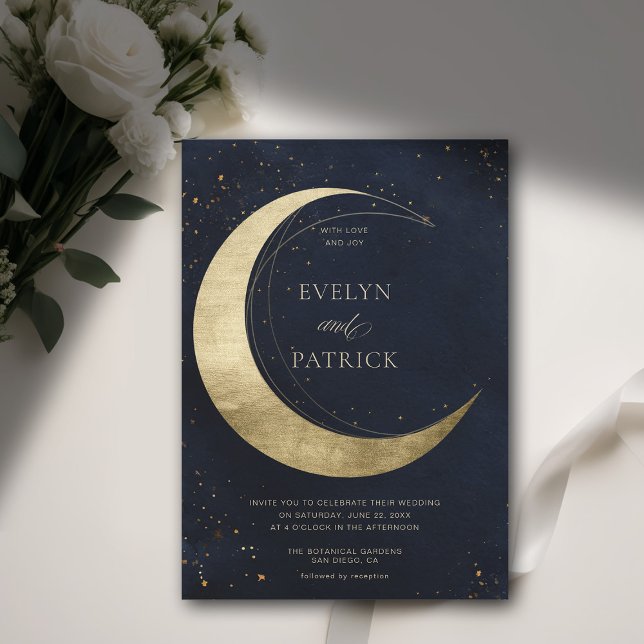 Invitation Crescent céleste Moody Marine Mariage moderne (celestial wedding invitation elegant modern whimsical crescent moon moody dark)
