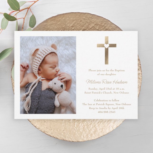 Invitation Croix d'or simple avec Baptême de Coeur (Simple gold cross with heart neutral photo baptism invitation.)