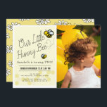 Invitation Cute Hunny Bee Yellow Kids Photo Anniversaire<br><div class="desc">Cette mignonne invitation de fête d'anniversaire photo comprend des bosses volantes / abeilles et des peignes de miel sur un arrière - plan jaune clair. L'envers comporte un arrière - plan jaune moutarde clair avec des motifs d'abeilles et de marguerites. Personnalisez-vous pour répondre à vos besoins. Vous pouvez trouver d'autres...</div>