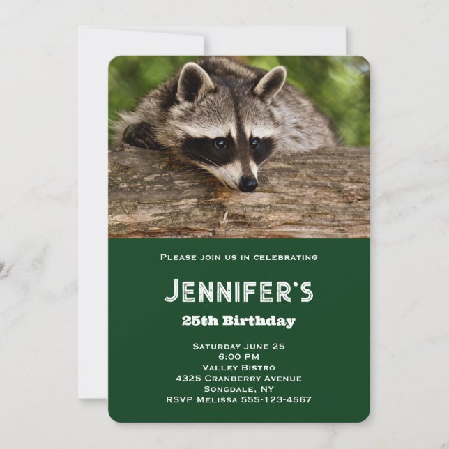 Invitation Cute Raccoon reposant sur un journal Anniversaire (Devant)