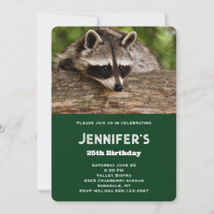Invitation Cute Raccoon reposant sur un journal Anniversaire