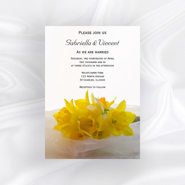 Invitation Daffodiles jaunes sur le mariage du printemps blan (Set the tone for your springtime marriage with the Daffodils on White Spring Wedding Invitation.)