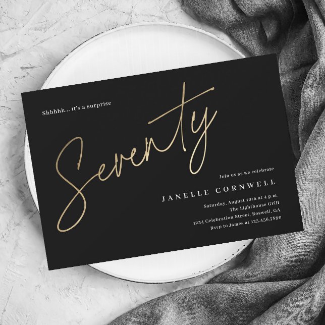 Invitation d'anniversaire 70 ans minimaliste écrit (Modern gold script 70th birthday party invitation postcards.)