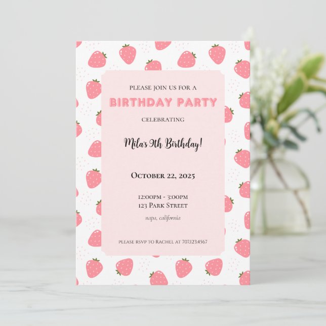 Invitation d'anniversaire à la fraise (Debout devant)