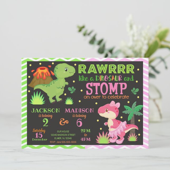 Invitation d'anniversaire commune de dinosaure pou (Debout devant)