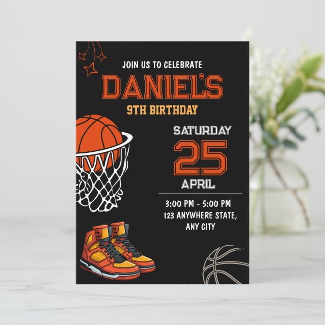 Invitation d'anniversaire de basketball modifiable (Debout devant)