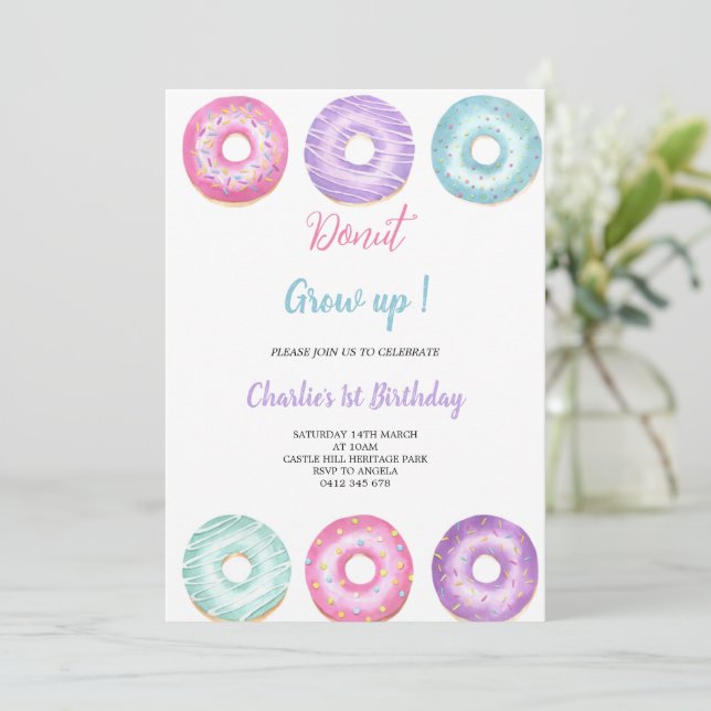 invitation d'anniversaire de beigne rose, violet e (Debout devant)