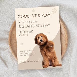 Invitation d'anniversaire de chien jouant beige