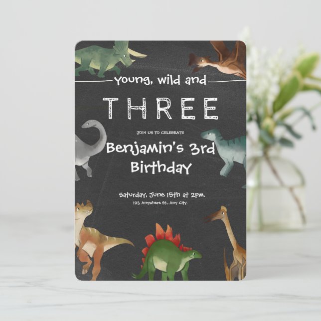 Invitation d'anniversaire de dinosaure imprimable  (Debout devant)