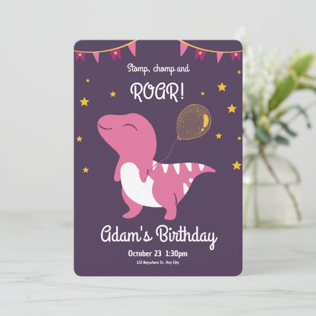 Invitation d'anniversaire de dinosaure rose et vio (Debout devant)