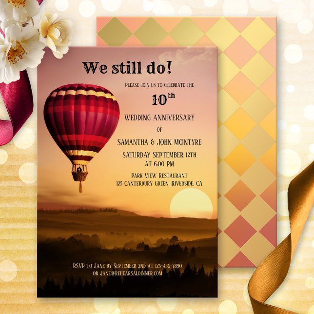 Invitation d'anniversaire de mariage au coucher du (A romantic wedding anniversary invitation featuring a painting of a hot air balloon at sunset)